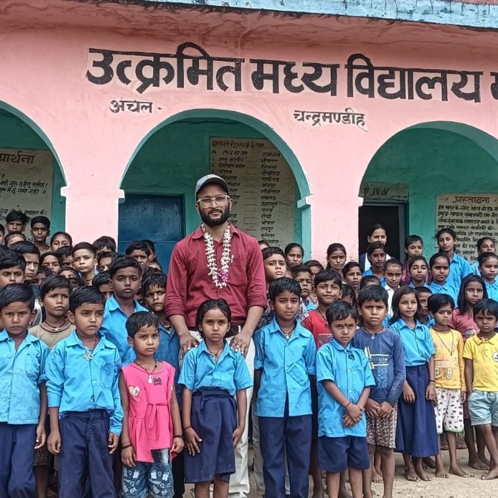 जमुई में टीचर के फेयरवेल पर रो पड़े बच्चे:मालदेयडीह मिडिल स्कूल का वीडियो हुआ वायरल, भावुक दिखे छात्र