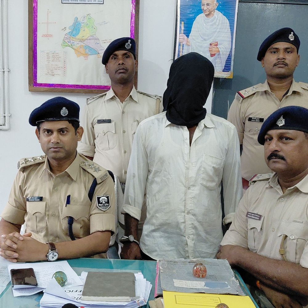 खगड़िया पुलिस की बड़ी कार्रवाई:50 हजार का इनामी बौकू शर्मा महेशखूंट चौक से गिरफ्तार, हत्या के मामले में फरार था