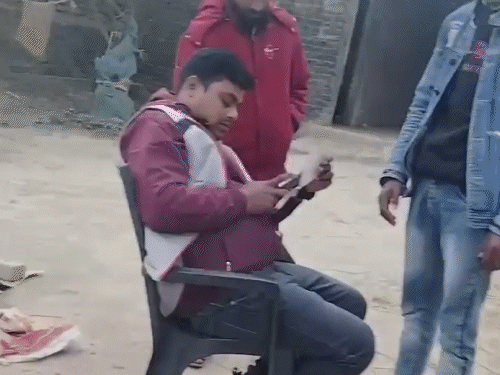मोतिहारी में प्रधानमंत्री आवास योजना में रिश्वत का आरोप:आवास सहायक का पैसे लेते वीडियो वायरल, सहायक का दावा- वीडियो पुराना