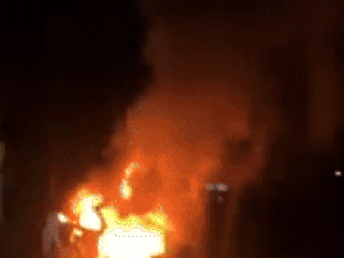 गुरुग्राम के दंपती की हाईब्रिड कार में अचानक आग लगी:AC वेंट से निकला धुआं, बोनट खोलते भड़की; बेटे का एडमिशन कराने कुरुक्षेत्र गए थे