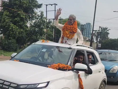 संभल हिंसा का आरोपी जेल से जुलूस लेकर निकला:42 किमी रोड शो, माला पहनकर हाथ हिलाया; बोला- पावर होती तो जेल न जाता