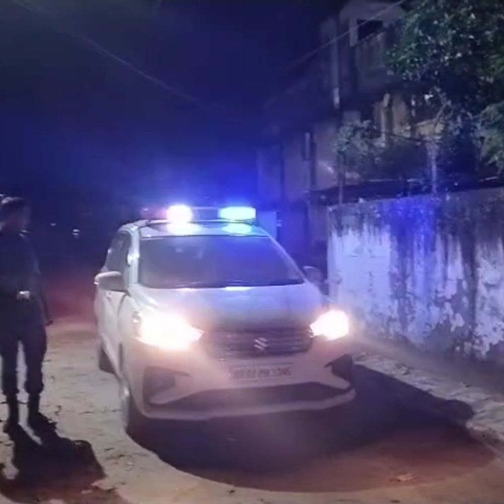 बिजली कर्मचारी के घर पर चढ़कर हवाई फायरिंग:रोहतास में कार से आए थे 12 अपराधी, CCTV खंगाल रही पुलिस