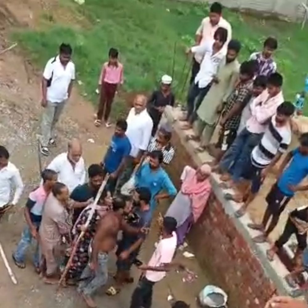 सड़क पर दबंगों की गुंडागर्दी:मुजफ्फरनगर के खतौली में महिलाओं समेत ग्रामीणों की बेरहमी से पिटाई