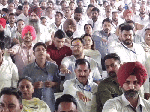 केजरीवाल बोले-बड़ा नेता पकड़ा तो बीजेपी-कांग्रेस आंसू बहा रही:पिछली सरकारों के मंत्री नशा सप्लाई करते थे, तस्करों को घरों में रखा