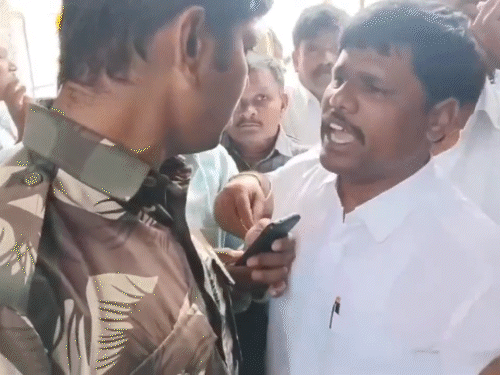 मंत्री के भाई ने पुलिस कॉन्स्टेबल को थप्पड़ मारा:आंध्र प्रदेश के मंदिर की घटना; जवान ने जल्दी एंट्री देने से मना किया था