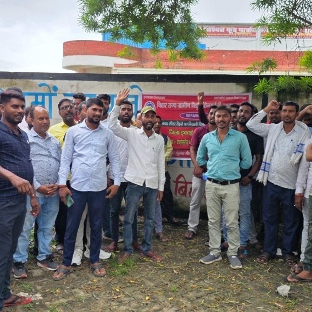 औरंगाबाद में मीटर रीडरों ने दिया धरना:प्रदर्शनकारी बोले- स्मार्ट मीटर लगने से खतरे में भविष्य, मांग पूरी नहीं होने पर नोटा को देंगे वोट