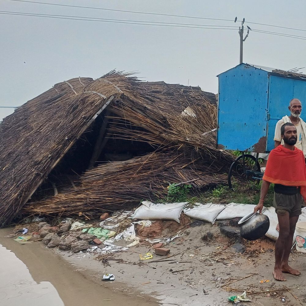 मुंगेर में गंगा वॉर्निंग लेवल से 20 CM नीचे:फूस का मकान गिरा, दियारा और निचले इलाकों में फैल रहा पानी
