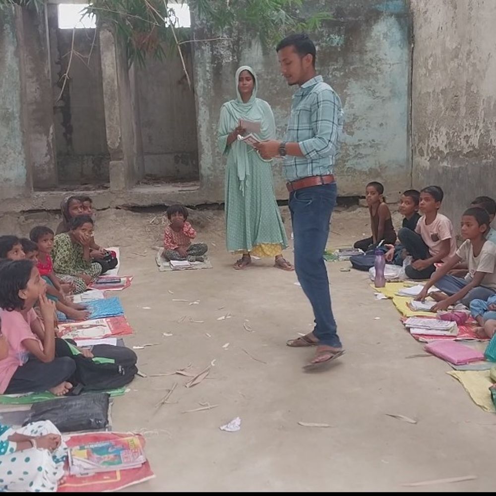 बिना क्लास रूम पेड़ के नीचे पढ़ाई करते बच्चे:न शौचालय और न ही पानी की सुविधा, शिक्षक बोले-बरसात में छाता लगाकर पढ़ाते