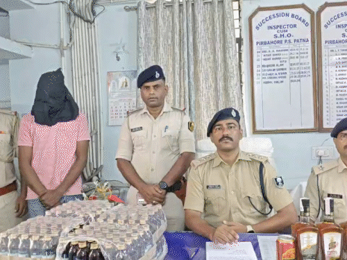 चुनावी दफ्तर से कफ सिरप, नशीली दवा-शराब बरामद:पटना में दफ्तर का एक कर्मी गिरफ्तार, मालिक फरार; बैनर-पोस्टर की आड़ में कर रहे थे धंधा