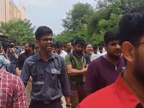 पटना AIIMS में काला बिल्ला लगाकर काम करेंगे डॉक्टर्स:सुरक्षा की मांग पर अड़े, आनंद मोहन के बेटे MLA चेतन आनंद से हुआ था विवाद