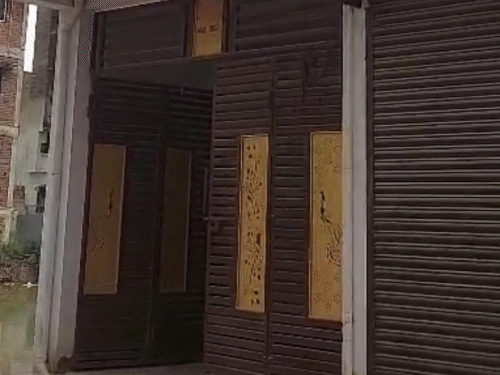 पटना में पुलिस की छापेमारी:बाहर से लड़कियों को बुलाकर चलाया जा रहा था सेक्स रैकेट, कमरे की तलाशी ले रही है पुलिस