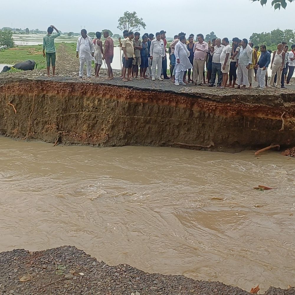 लखीसराय में भारी बारिश से मुख्य सड़क बहा:जल निकासी के लिए काटी रोड, गांवों का संपर्क टूटा