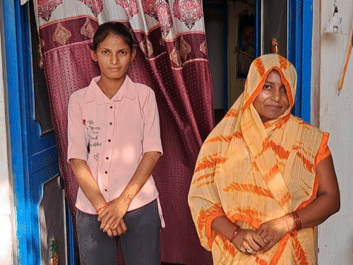 पिता मजदूर, बेटियों ने NEET पास किया, अब फीस नहीं:सरकारी स्कूल की 12 लड़कियां क्वालिफाई, बोलीं- मदद मिले तो डॉक्टर बन जाएं