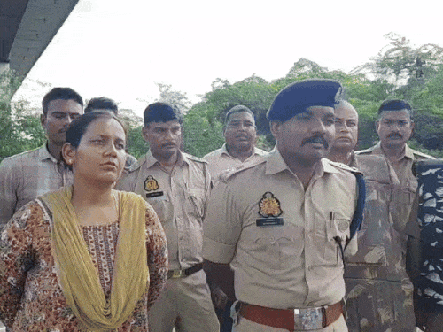 रामनगर में पकड़ा गया फर्जी सिपाही:गर्लफ्रेंड को खुश करने के लिए वर्दी में भेजता था फोटो