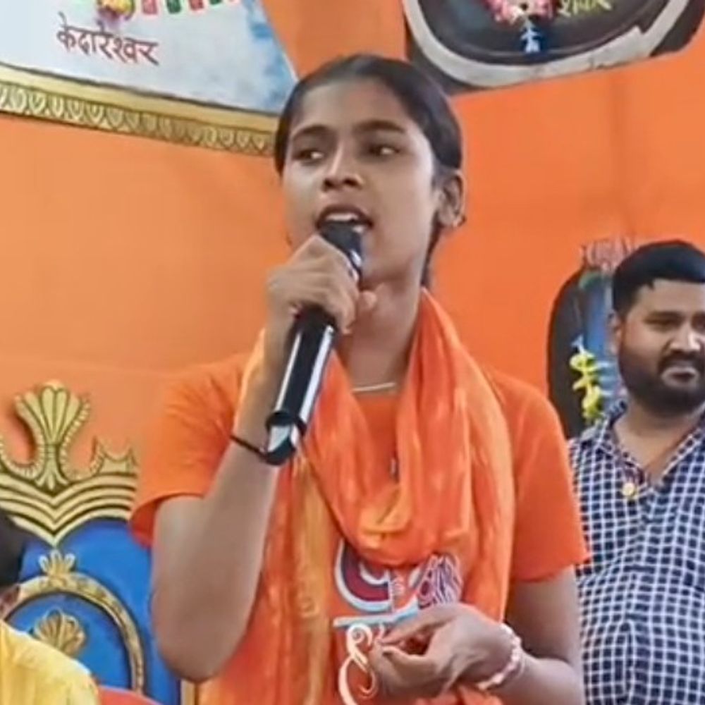 भागलपुर में भाई-बहन ने भक्ति गीत की दी प्रस्तुति :मन्नत पूरी होने पर परिवार के साथ सुल्तानगंज से देवघर गए, शिविर में शामिल होकर सबका मन मोहा