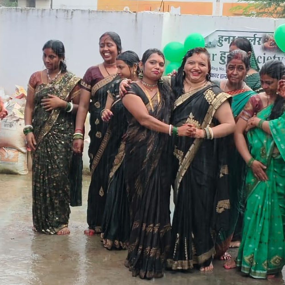 मुंगेर में बारिश के बीच महिलाओं ने मनाया सावन महोत्सव:आवर हुनर सोसायटी ने आयोजित किया कार्यक्रम, महिलाओं ने की सुहाग की रक्षा की कामना