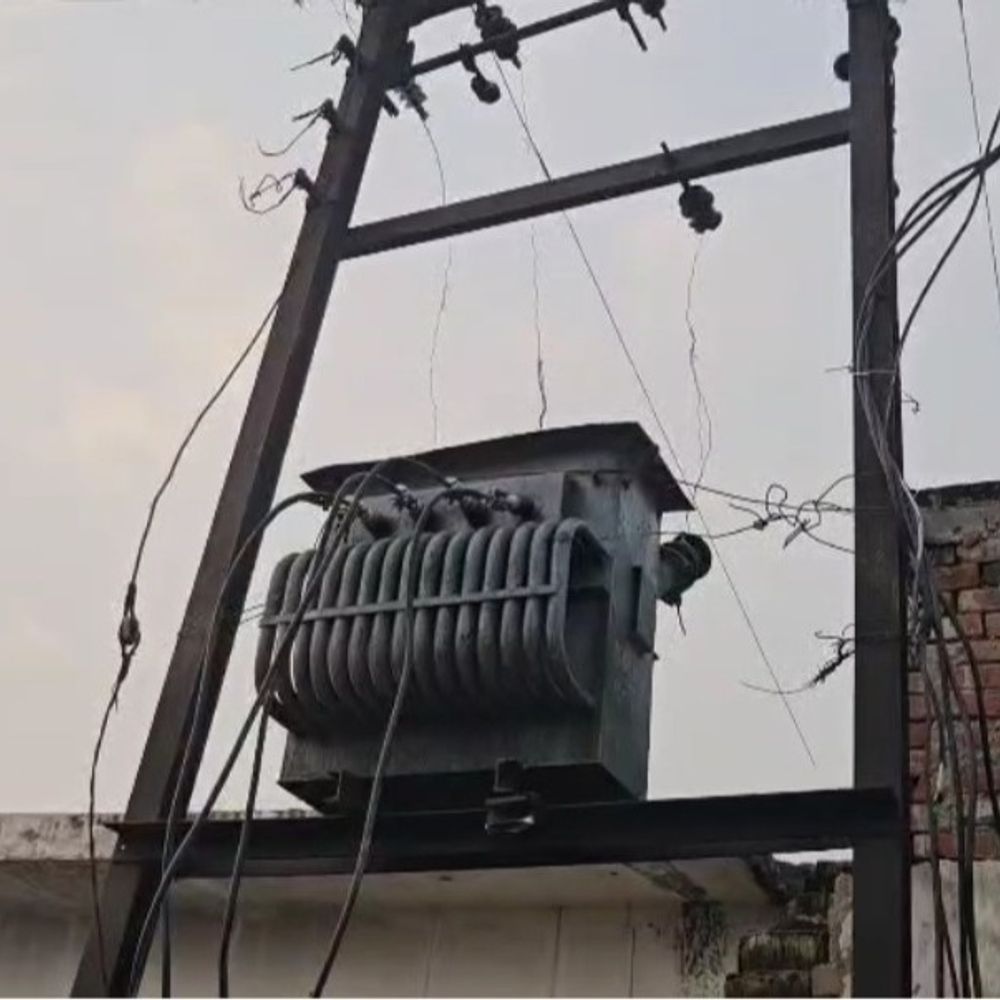 संभल में 10 दिन से फूटा ट्रांसफॉर्मर नहीं बदला:50 घरों में छाया अंधेरा, लोगों में आक्रोश