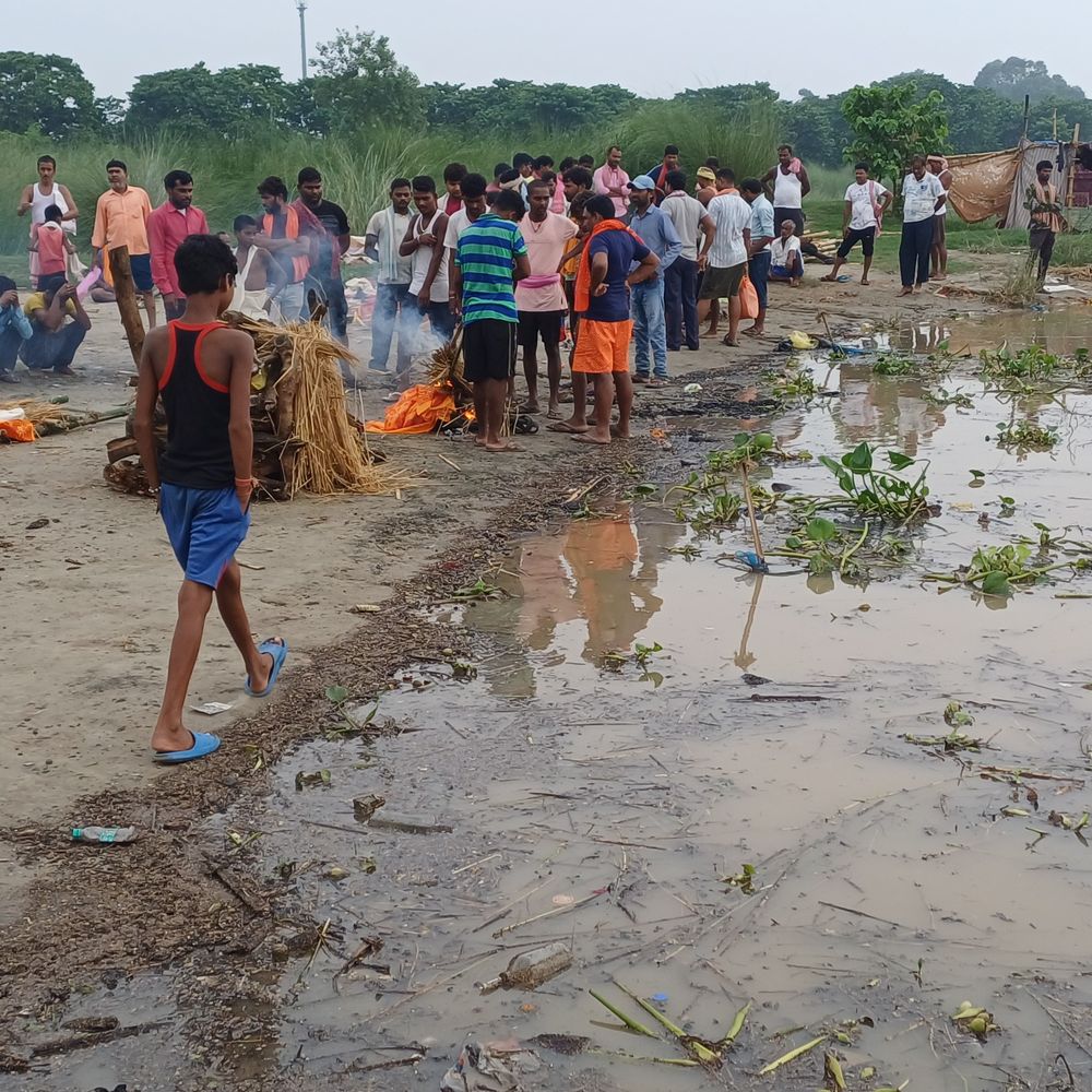 मुंगेर में लगातार बारिश से विद्युत शवदाह गृह खराब:गंगा किनारे अंतिम संस्कार कर रहे लोग, जलस्तर बढ़ने के बावजूद खतरनाक घाटों पर पहुंच रहे