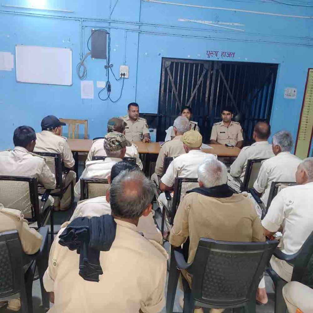 ड्यूटी के दौरान ड्रेस कोड का पालन करने का निर्देश:कुर्था थानाध्यक्ष ने चौकीदारों को विधानसभा चुनाव के लिए अलर्ट रहने दी हिदायत