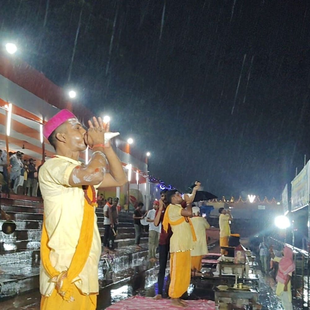 मधेपुरा में मूसलाधार बारिश के बीच शिव महाआरती:सिंहेश्वर शिवगंगा तट पर श्रद्धालुओं ने की भगवान शिव की आराधना