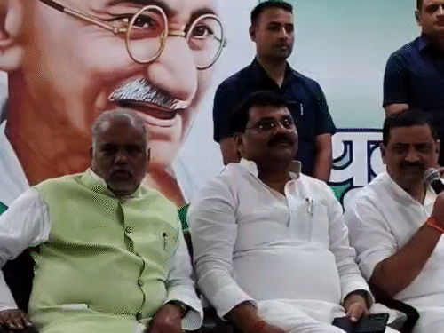 तेजस्वी ने दो EPIC नंबर दिखाकर किया फर्जीवाड़ा:NDA के दलों ने FIR दर्ज करने की मांग की, कहा– पहचान बदलने वाला जनादेश क्या संभालेगा