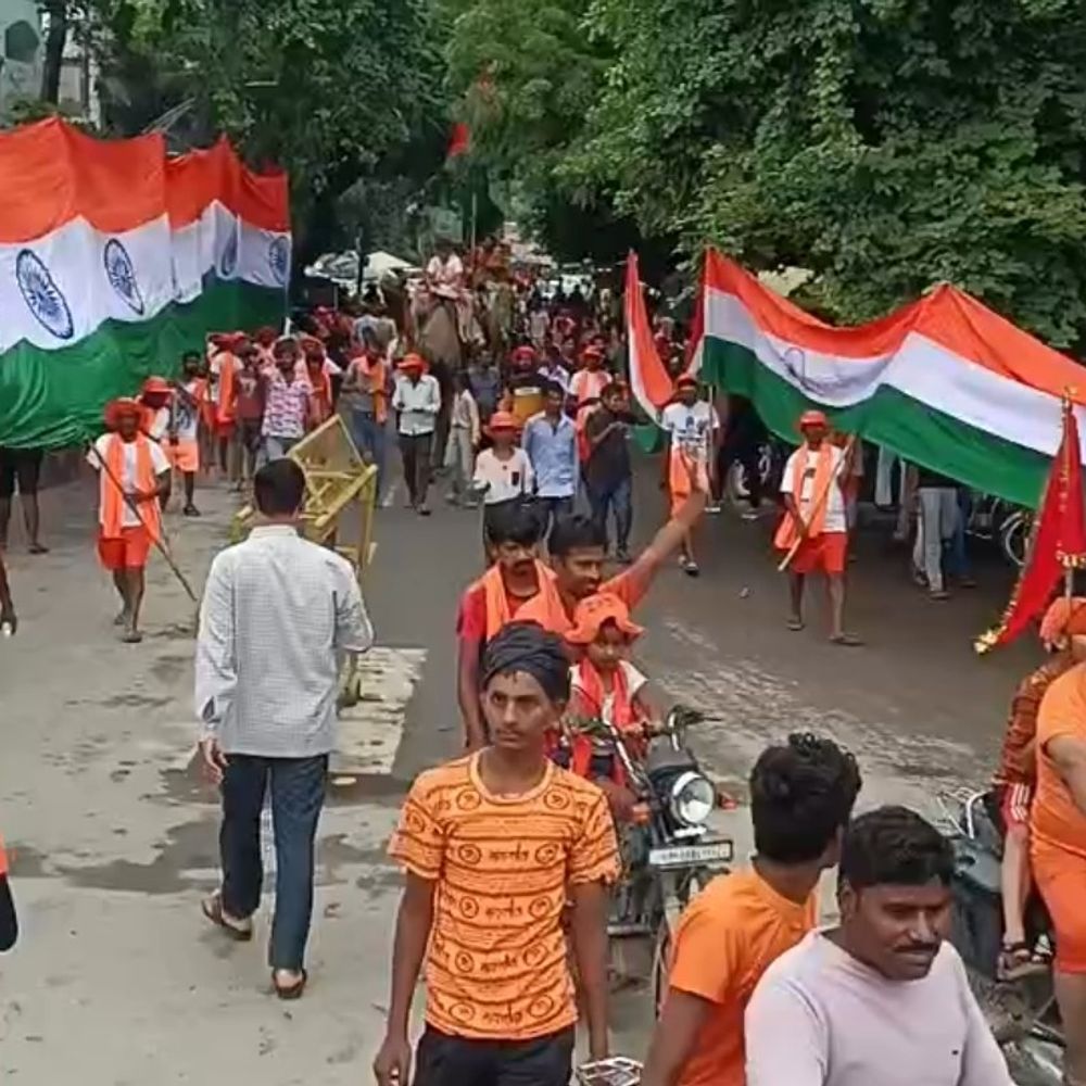 हरदोई में निकली कांवड़ यात्रा:हजारों श्रद्धालुओं ने लिया हिस्सा, 8 रथ और 7 डीजे के साथ निकला जुलूस