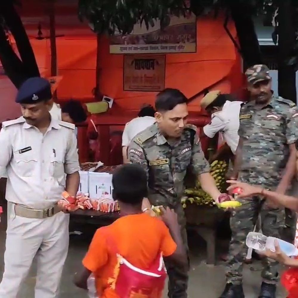 कांवरिया पथ पर उमड़ी डाक कांवरियों की भीड़:मुंगेर में पुलिस जवानों ने लगाया सेवा शिविर, फलों और पानी का किया वितरण