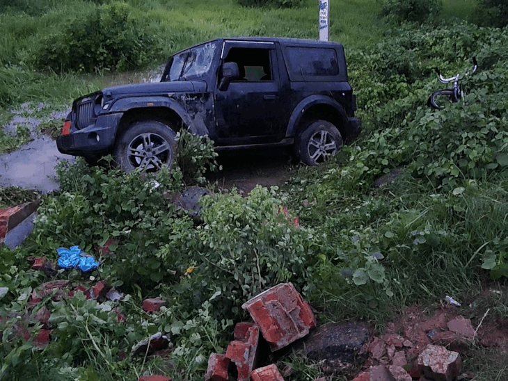 काराकाट में अनियंत्रित कार के कुचलने से एक की मौत:तीन घायल, आक्रोशित ग्रामीणों ने किया सड़क जाम ; चालक फरार