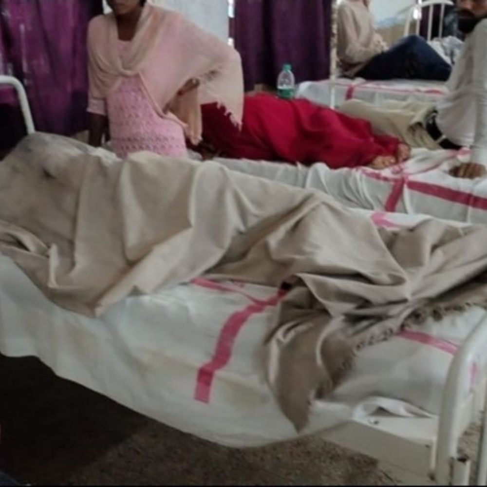 औरंगाबाद में ठनका की चपेट में आई दो स्टूडेंट:कोचिंग जाने के दौरान रास्ते में हुआ हादसा, ग्रामीणों ने अस्पताल में कराया भर्ती