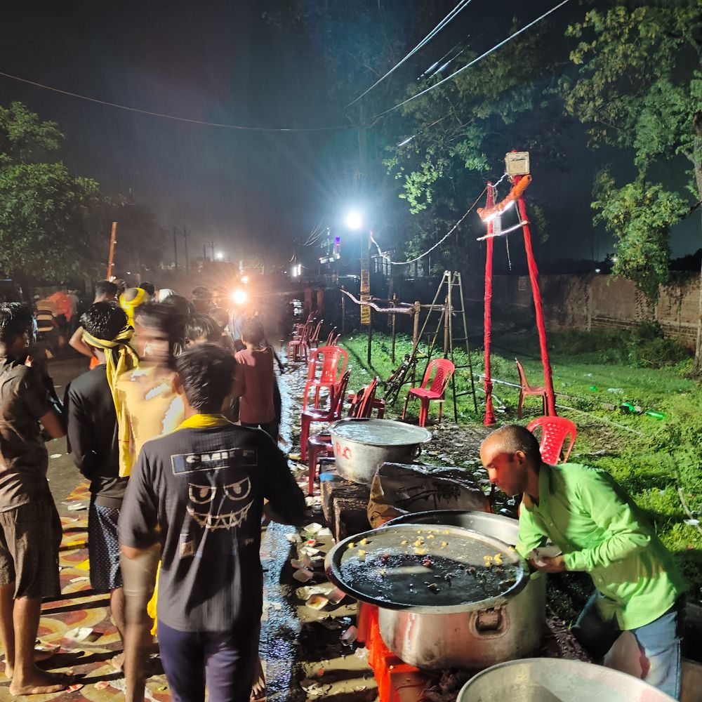 बक्सर में कांवरियों के लिए लगे 400 सेवा शिविर:हर हर महादेव के नारों से गूंजा शहर, प्रत्याशियों ने श्रद्धालु का किया सेवा