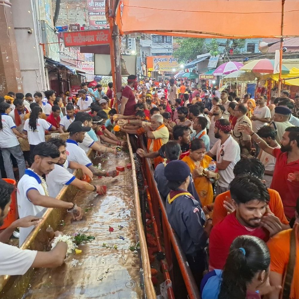 गरीबनाथ मंदिर में 1.5 लाख कांवड़ियों ने किया जलाभिषेक:मुजफ्फरपुर में अंतिम सोमवारी पर उमड़ी भीड़, रात 12 बजे से पहुंचे भक्त