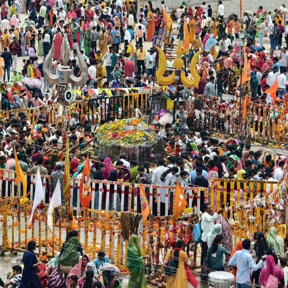 11 किमी पैदल चलकर जल चढ़ाने कुबेरेश्वरधाम पहुंचे हजारों कांवड़िए:6 अगस्त को निकलेगी कांवड़ यात्रा; 8 अगस्त तक चलेगा मेला, हेलिकॉप्टर से होगी पुष्पवर्षा
