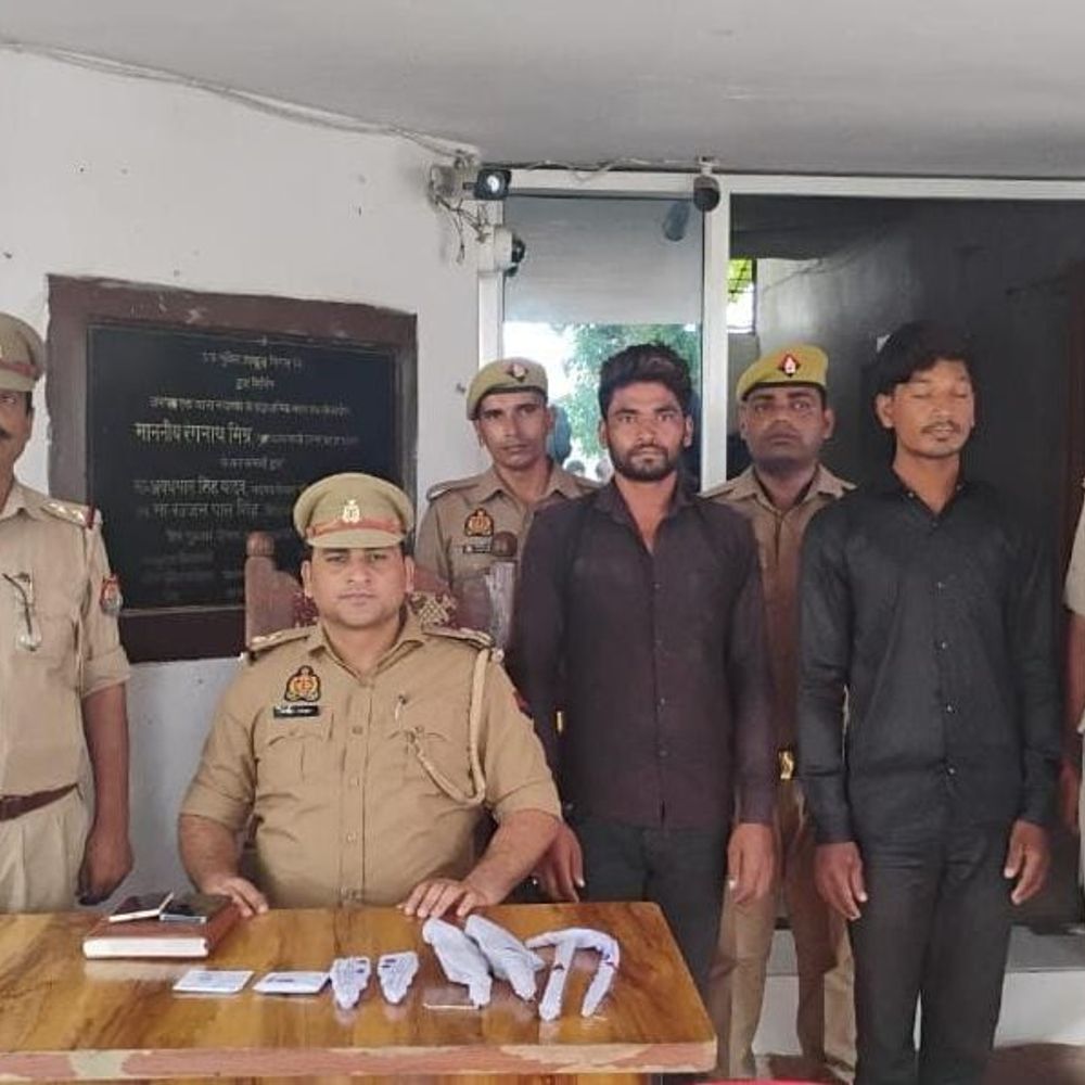 चोरी की योजना बना रहे दो शातिर चोर गिरफ्तार:एटा पुलिस ने अवैध तमंचे, कारतूस और 17 हजार रुपए किए बरामद