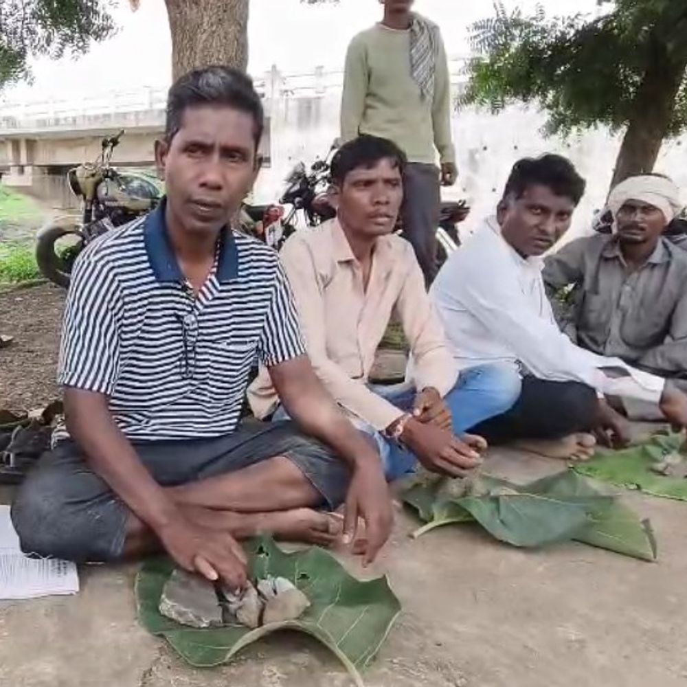 पत्तल में पत्थर रखकर किसानों ने किया विरोध:पांगरी बांध परियोजना में मुआवजे की मांग; डूब रही 287 हेक्टेयर जमीन