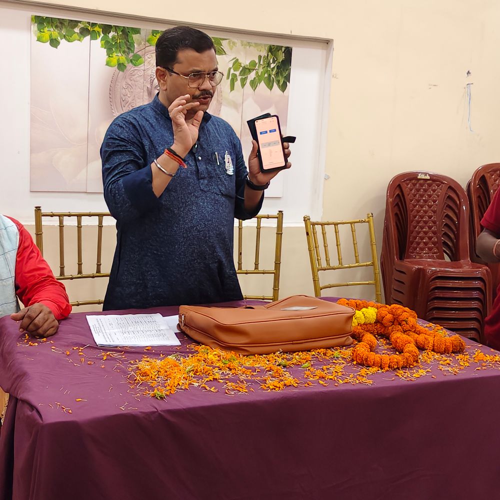 राजद नेताओं ने सिखाया SIR में नाम खोजने का तरीका:BLO से संपर्क कर गलतियों को बताया, कहा-मीडिया में आने के बाद तेजस्वी यादव का नाम जोड़ा