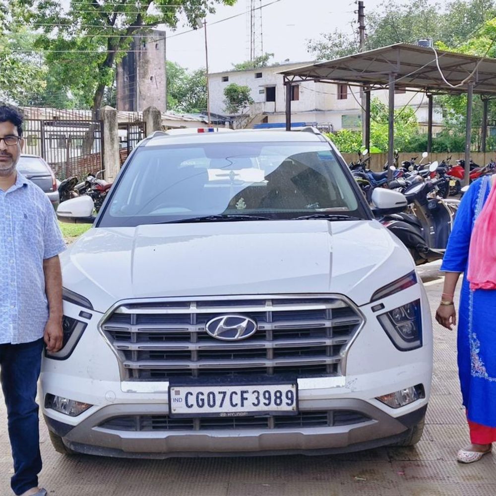 एक्सिस-बैंक के 43 ग्राहकों से 2.5 करोड़ ठगे...लग्जरी कार खरीदी:कर्मचारी ने फर्जी लोन-ओवरड्राफ्ट के जरिए रिश्तेदारों के खातों में ट्रांसफर किए पैसे; पति-पत्नी अरेस्ट