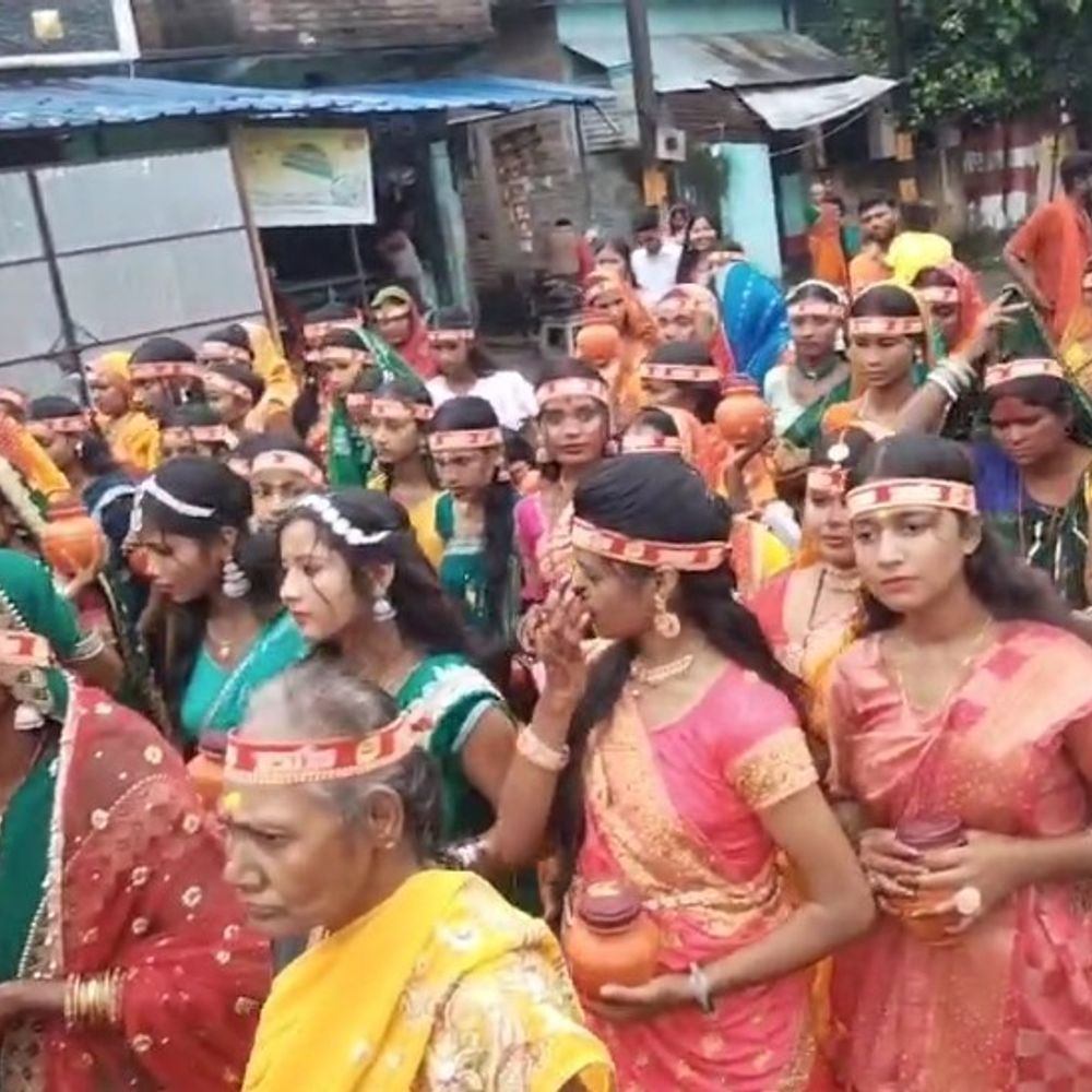 251 महिलाओं और युवतियों ने निकाली कलश यात्रा:अररिया में सावन की अंतिम सोमवारी पर बाबा खड्गेश्वरनाथ शिव मंदिर में श्रद्धालुओं ने किया जलाभिषेक