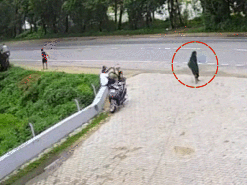 थार ने सड़क किनारे खड़े 4 लोगों को रौंदा, VIDEO:रोहतास में महिला की मौत; टक्कर मारने के बाद हवा में 7 फीट उछली गाड़ी