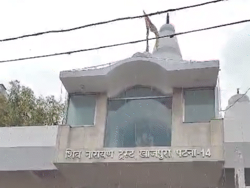सावन की आखिरी सोमवारी पर मंदिरों में शिवभक्तों की भीड़:पटना के खाजपुरा और बिटेश्वरनाथ में श्रद्धालुओं की लाइन, हल्की बारिश में बाबा का जलाभिषेक करने पहुंचे