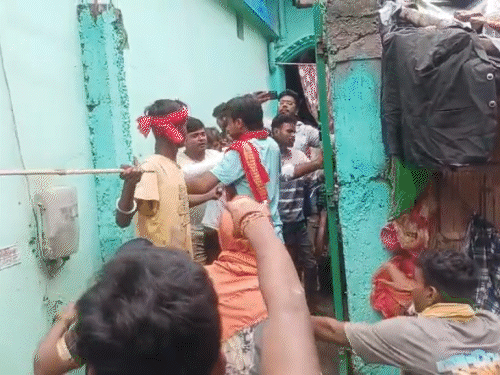 ई-रिक्शा चालक की मौत, आरोपी के घर पथराव:मुजफ्फरपुर में पुलिस की गाड़ी का तोड़ा शीशा; राहगीर के साथ की धक्का-मुक्की