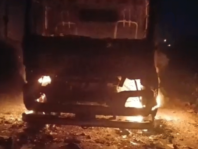 खड़े ट्रक में लगी आग, अगला हिस्सा खाक:केबिन से निकलीं लपटें, अंदर सो रहा ड्रायवर निकलकर बाहर भागा