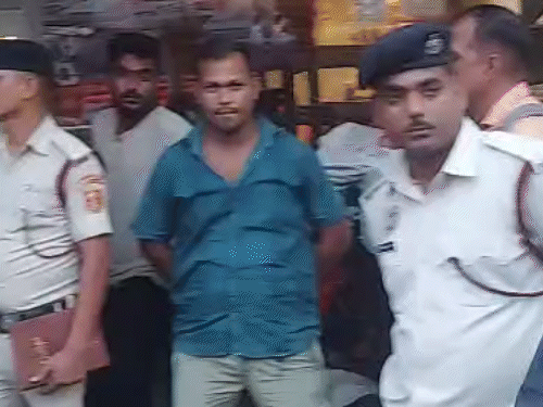 पटना में हरिलाल स्वीट्स की दुकान में लगी आग:सभी कर्मचारी बाहर निकले, लूज वायरिंग की वजह से आगजनी हुई