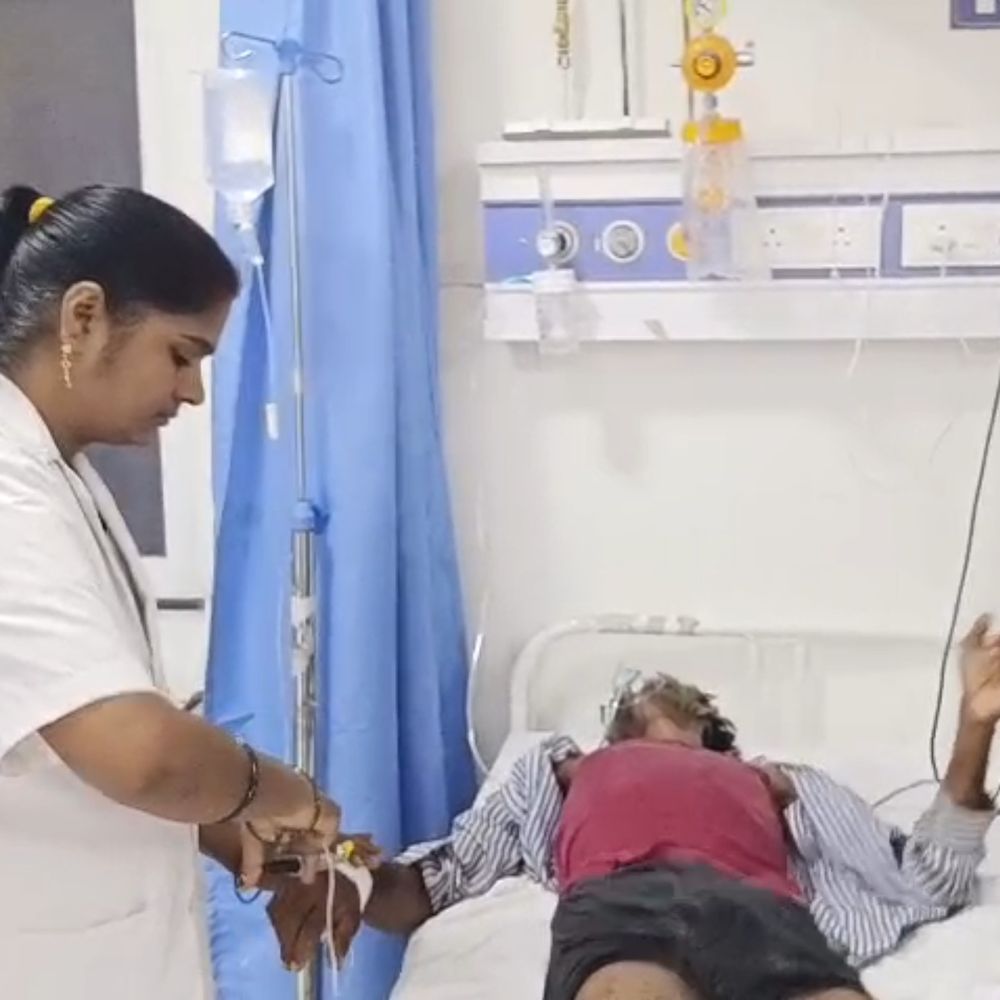मिट्टी की दीवार गिरने से पिता-बेटी की मौत, एक घायल:सीवान में बारिश से कमजोर होकर भरभराकर गिरा, घर में बैठे थे तीनों