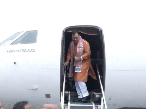 सीएम की सुरक्षा में चूक, गलत जगह उतारा चार्टर प्लेन:दोनों पायलट को उड़ान ड्यूटी से हटाया; कंपनी बोली-एक जैसी एयरस्ट्रिप के कारण हुआ भ्रम