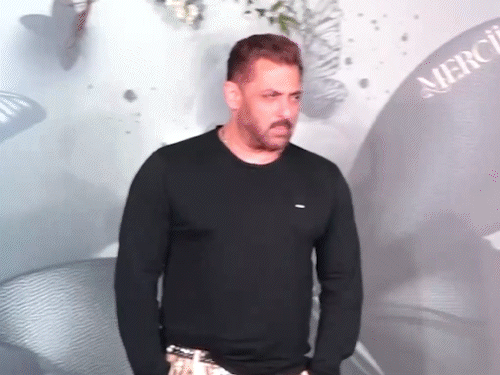 बहन अर्पिता की बर्थडे पार्टी में पहुंचे सलमान खान:प्रेग्नेंट वाइफ शूरा को संभालते दिखे अरबाज, सोनाक्षी-जहीर भी पहुंचे