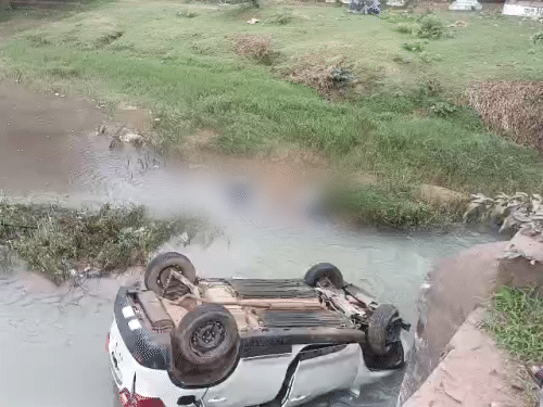 नाले में गिरी कार, BJYM मंडल-अध्यक्ष समेत 2 की मौत,VIDEO:सभी डोर लॉक हुए,ड्राइवर को झपकी आने से हादसा;भूतेश्वरनाथ के दर्शन करने जा रहे थे