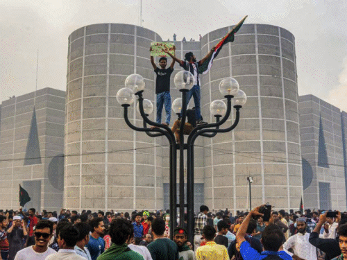 बांग्लादेश में तख्तापलट का एक साल, 59 हिंदुओं का मर्डर:33 महिलाओं से रेप, मंदिरों पर हमले, सरकार बोली- शांति ला रहे