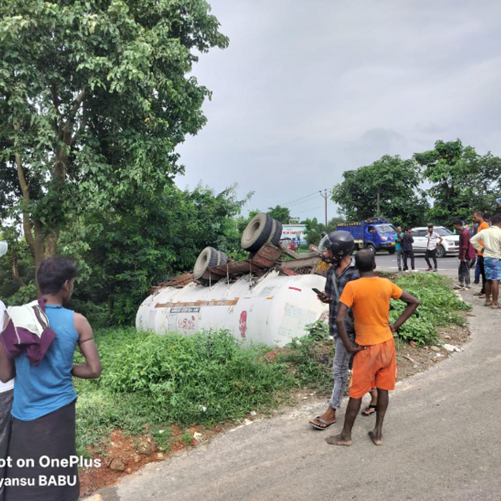 पूर्णिया में LPG गैस टैंकर अनियंत्रित होकर पलटा:गैस रिसाव होने के बाद दोनों ओर से वाहनों को रोका, बाल-बाल बचा चालक