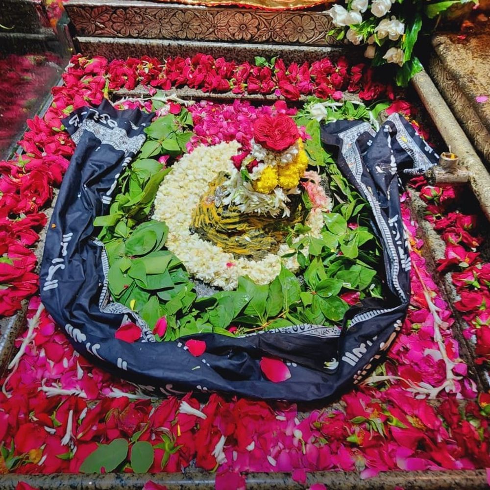 सावन का आखिरी सोमवार, ओंकार महाराज का विशेष श्रृंगार:मंदिर को विदेशी फूलों से सजाया; चांदी की पालकी में निकलेगी सवारी