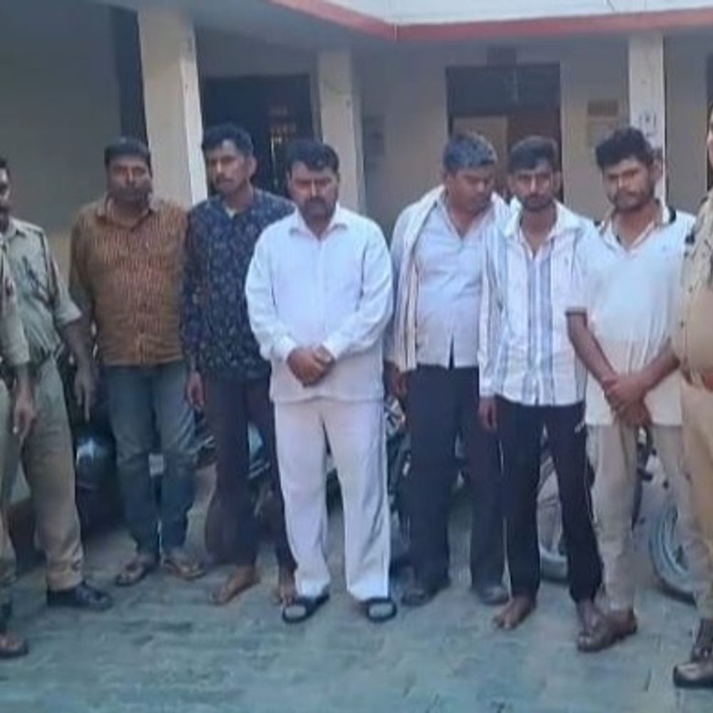 आगरा में एक निलंबित पुलिस सिपाही सहित 6 जुआरी गिरफ्तार:थाना सिकंदरा पुलिस ने मारा छापा,